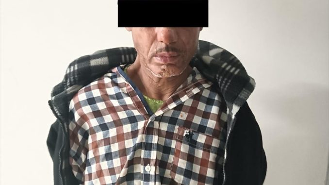 Sujeto detenido por la Policía Municipal luego de intentar robar un vino en tienda de conveniencia