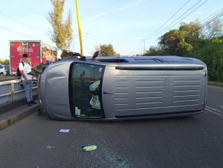 Policía Vial asiste a vehículo tras volcarse en Av. Aguascalientes