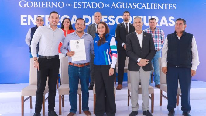 Gobernadora Tere Jiménez cumple el sueño de 200 familias de Calvillo al entregarles las Escrituras de su Hogar