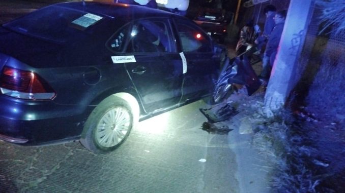 Policía Vial atende choque contra poste de alumbrado público en Avenida Jerónimo de la Cueva