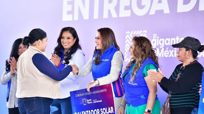 Gobernadora Tere Jiménez entrega apoyos a 340 familias de Pabellón de Arteaga para que puedan mejorar sus viviendas