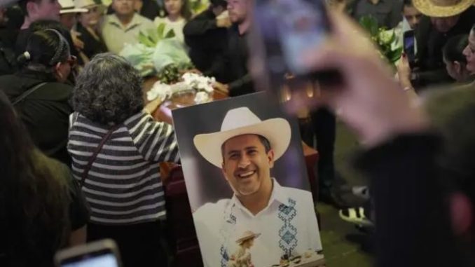 Claman justicia por Carlos Manzo en Uruapan; exigen renuncia de Claudia Sheinbaum