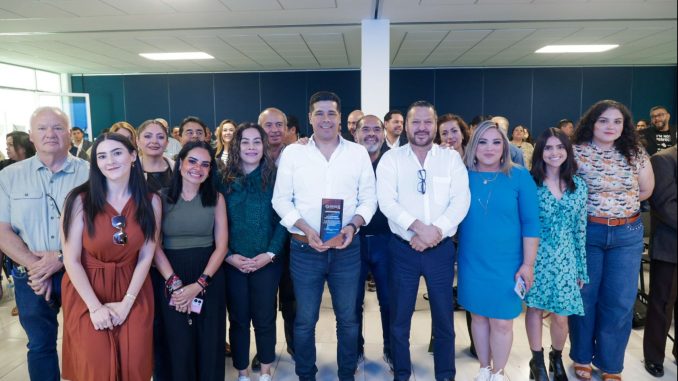 Imparte Leo Montañez Ponencia " Una mejor Ciudad" en la Universidad Metropolitana
