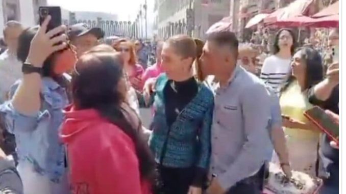 Sheinbaum es acosada por un hombre cerca de Palacio Nacional