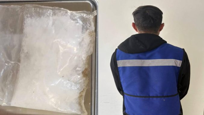 Policías Estatales detienen a sujeto en poder de una bolsa con sustancia granulada al tacto con las características del cristal en el fraccionamiento Casa Sólida