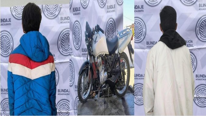 Policías Estatales detienen a dos personas a bordo de motocicleta con reporte de robo