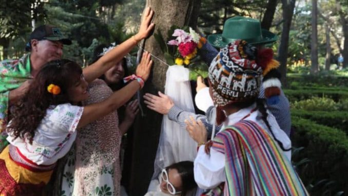 Celebran ‘boda’ entre personas y árboles en parque de La Condesa, CDMX