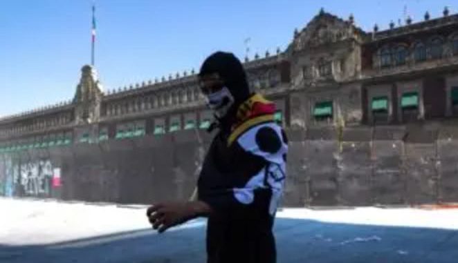 Imágenes | Marcha de la 'Generación Z' termina con disturbios y enfrentamientos en el Zócalo de la CDMX