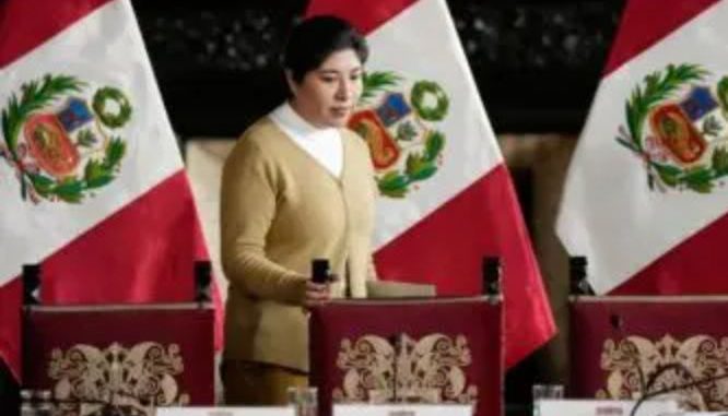 Congreso de Perú no logra votos para inhabilitar a ex primera ministra asilada por México