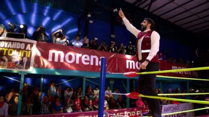 Antonio Attolini convierte su informe legislativo en función de lucha libre