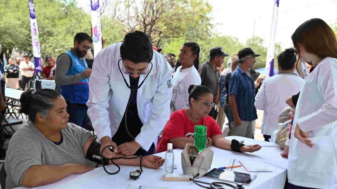Trabaja Leo Montañez a favor de las familias de Aguascalientes