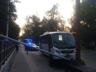 Policía Vial atiende choque de camión de transporte público contra poste en Av. Alameda
