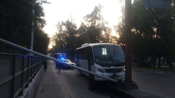 Policía Vial atiende choque de camión de transporte público contra poste en Av. Alameda