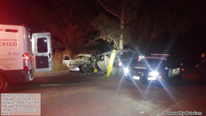Policías Estatales atienden el reporte de accidente fronto-lateral que se registró en la carretera a la comunidad de Pabellón de Hidalgo, Rincón de Romos