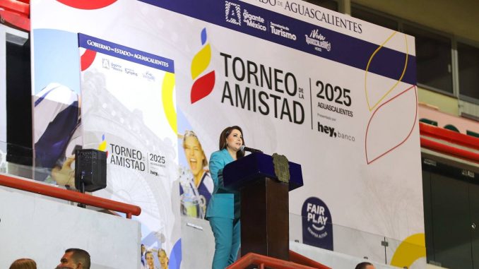 Ante miles de jóvenes y en un ambiente lleno de energía, Gobernadora Tere Jiménez inaugura el Torneo de la Amistad 2025