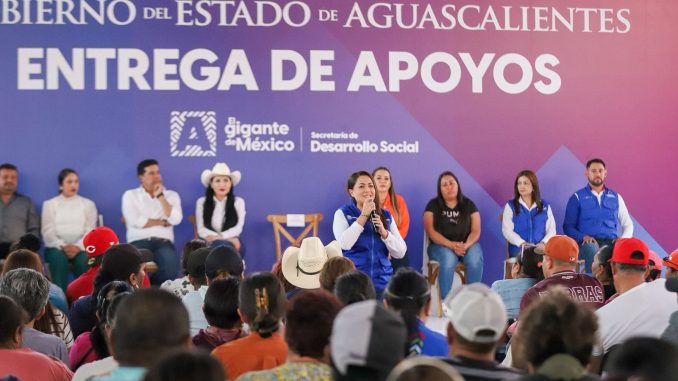 Gobernadora Tere Jiménez lleva apoyos para que familias de Tepezalá puedan mejorar sus viviendas