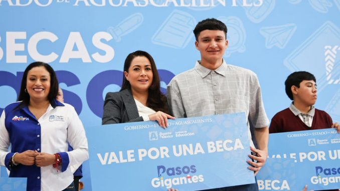 Gobernadora Tere Jiménez inicia entrega de más de 11 mil Becas a estudiantes de todo el Estado