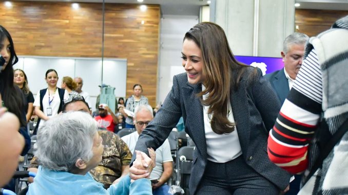 Más de 700 personas recibieron sillas de ruedas, prótesis de cadera y rodilla, lentes, andaderas y bastones, de mano de Tere Jiménez