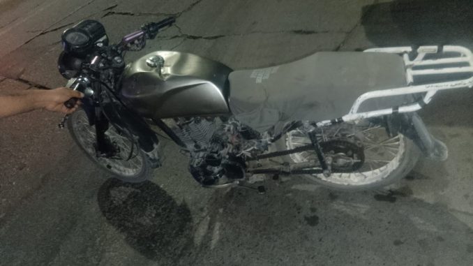 Motocicleta que presentaba alteraciones en su número de motor y carecía de la placa de circulación fue detenida por Policías Estatales