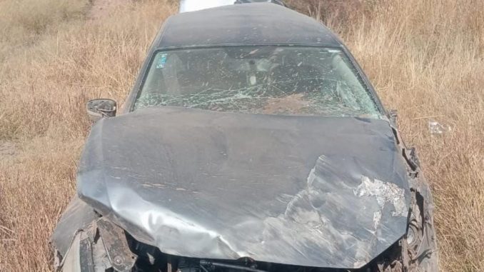 Policía Estatal de Carreteras atienden reporte de accidente tipo salida de camino y volcadura