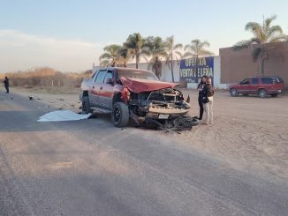 Policías Estatales atienden reporte de accidente tipo choque frontal en el que pierde la vida un motociclista