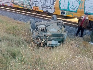 Uniformados de la Policía Estatal atienden reporte de accidente contra el tren que se registró sobre la carretera estatal 25 en Cosío