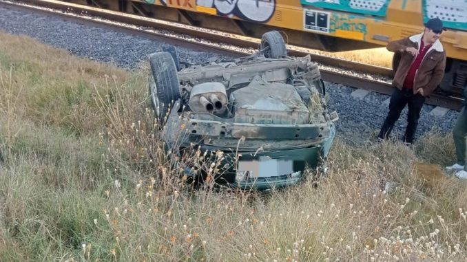 Uniformados de la Policía Estatal atienden reporte de accidente contra el tren que se registró sobre la carretera estatal 25 en Cosío