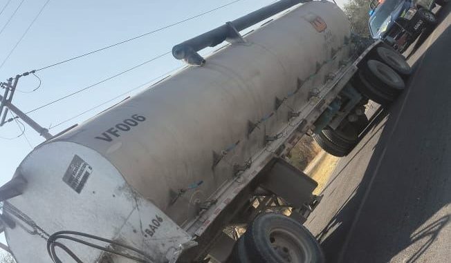 Policías Estatales aseguran una tolva que presentaba alteraciones en su número de serie