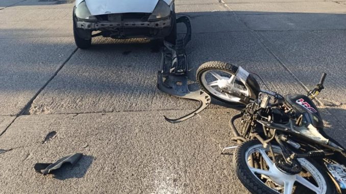 Policía Vial atiende choque entre un automóvil y una motocicleta en Municipio Libre