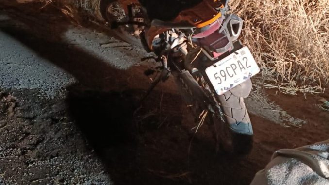 Policías Estatales atienden reporte de accidente tipo salida de camino en el que participó una motocicleta