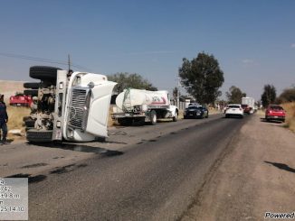 Policías Estatales de Aguascalientes atienden reporte de accidente tipo volcadura de un camión tipo tolva que se registró sobre la carretera estatal número 18 en el municipio de Jesús María