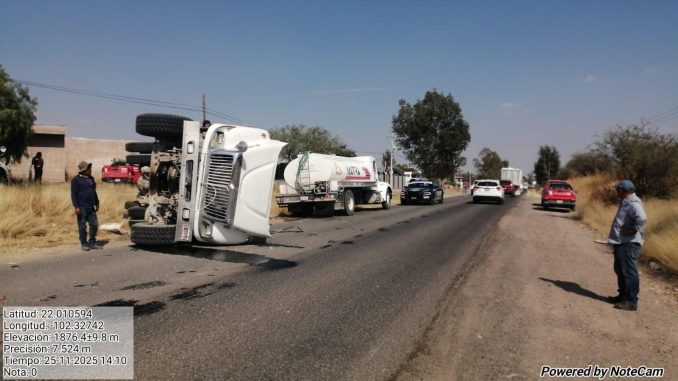 Policías Estatales de Aguascalientes atienden reporte de accidente tipo volcadura de un camión tipo tolva que se registró sobre la carretera estatal número 18 en el municipio de Jesús María