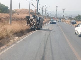 Uniformados de la Policía Estatal atienden reporte de accidente tipo volcadura que se registró en el Municipio de San Francisco de los Romo