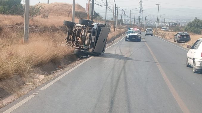 Uniformados de la Policía Estatal atienden reporte de accidente tipo volcadura que se registró en el Municipio de San Francisco de los Romo