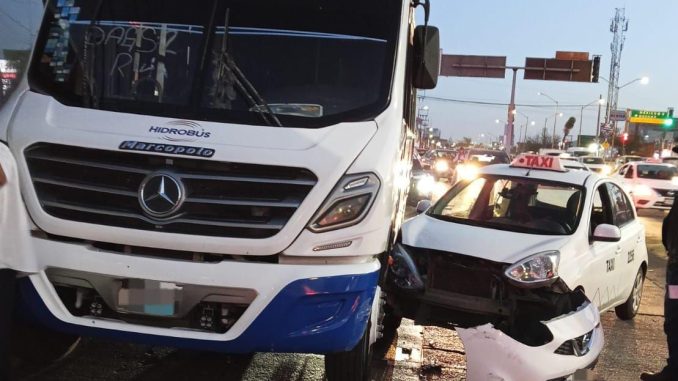 Policía Vial atiende percance entre un automóvil y un camión de transporte de personal en Av. Siglo XXi