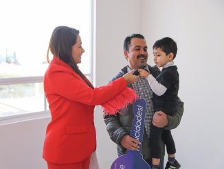 Un sueño hecho realidad: Gobernadora Tere Jiménez entrega casa a Profesor ganador del Sorteo del Día del Maestro