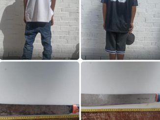 Policía Municipal detiene a dos menores de edad que portaban machetes en la vía pública