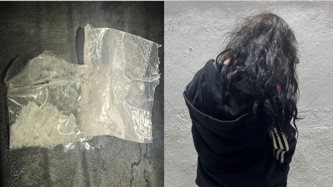 Policías Estatales detienen a una Mujer en poder de envoltorios con sustancia granulada al parecer cristal