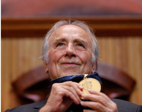 Manuel Serrat recibe Doctorado Honoris Causa que fortalece su "cadena de amor por México"