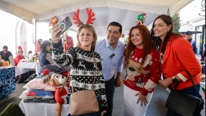 Recorre Leo Montañez el Mercado «IMMAGINA tu Navidad» en Venustiano Carranza
