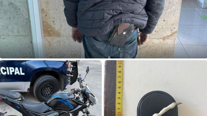 Sujeto en posesión de sustancia ilícita y motocicleta con alteraciones es detenido por la Policía Municipal