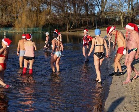 Docenas de personas siguen tradición navideña y se bañan en el lago berlinés Orankesee