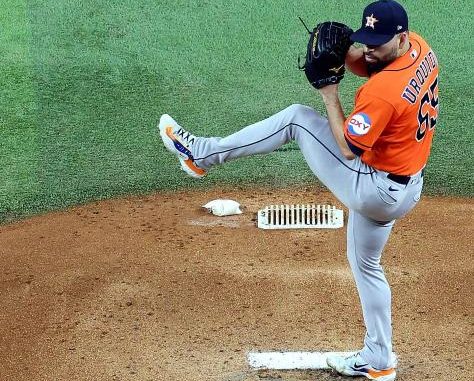El lanzador mexicano José Urquidy pasa a las filas de Leones del Escogido