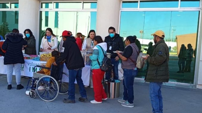 Brinda Voluntariado IMSS Aguascalientes apoyo alimentario a cuidadores de pacientes hospitalizados