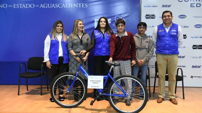 DIF Estatal y la Fundación Telmex-Telcel hacen entrega de becas, sillas de ruedas y otros apoyos