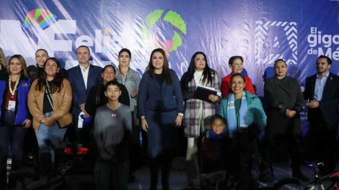 Gobernadora Tere y Aurora Jiménez encienden la luz de la Navidad con el árbol del DIF Estatal