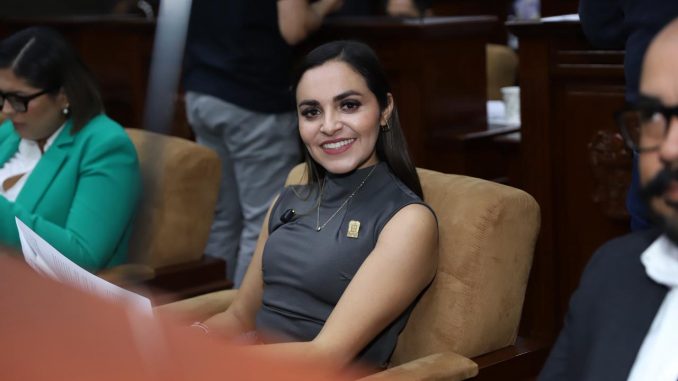A ANA GÓMEZ POR LA DIGITALIZACIÓN DE LOS TRABAJOS LEGISLATIVOS DEL CONGRESO DEL ESTADO DE AGUASCALIENTES La diputada Ana Gómez destacó hoy un avance clave para la transformación digital del estado al presentar, como presidenta de la Comisión de Reglamentos, la Ley para el Uso de la Firma Electrónica Avanzada al Interior del Congreso del Estado. La iniciativa se enmarca dentro del esfuerzo estatal por modernizar procesos mediante la recién aprobada Ley sobre el Uso de Medios y Actos Digitales y Electrónicos. Durante su intervención ante el Pleno, Gómez calificó este momento como un punto de inflexión para la vida pública de Aguascalientes. “Hoy celebramos un momento que marca un antes y un después en la vida pública de nuestro estado. La Ley sobre el Uso de Medios y Actos Digitales y Electrónicos no es solamente un cambio técnico; es un símbolo de que Aguascalientes está listo para dar un salto hacia la modernidad”, expresó. La legisladora explicó que la digitalización es ya parte fundamental de la vida diaria y que el Congreso debe estar a la altura de esa realidad. “Si queremos ser un poder legislativo que inspire confianza y que esté a la altura de la ciudadanía, debemos transformar nuestros procesos internos”, señaló. Sobre la iniciativa presentada, Gómez detalló que la firma electrónica avanzada otorgará plena validez jurídica a los actos parlamentarios, además de mejorar la eficiencia administrativa del Legislativo. “Esta herramienta permitirá que nuestras decisiones y actos parlamentarios tengan plena validez jurídica, pero además que se realicen de manera más sencilla, rápida y transparente”, afirmó. Asimismo destacó que con esta medida “reducimos tiempos, eliminamos trámites innecesarios y damos certeza a cada documento que se genera en este recinto”. La diputada informó que actualmente se trabaja en conjunto en los manuales de organización y procesos que garantizarán una implementación ordenada y segura. En este sentido resaltó: “Hoy presento esta propuesta para que el Congreso se sume internamente, de la misma manera que ya lo han hecho el SAT, el Poder Judicial y ahora el Ejecutivo. Es momento de que el Legislativo también dé este paso”. Gómez hizo un llamado respetuoso a todos los integrantes del Congreso para sumarse a este esfuerzo histórico. “No es un proyecto personal, es una oportunidad histórica para demostrar que podemos trabajar unidos en favor de la modernidad y la transparencia. La ciudadanía espera de nosotros respuestas ágiles y procesos claros”, señaló. Finalmente, invitó a transformar al Congreso en un referente nacional en innovación legislativa. “Llevemos juntas y juntos el Congreso al siglo XXI. Demostremos que la política puede ser sinónimo de innovación y que la tecnología puede fortalecer la democracia”, concluyó.