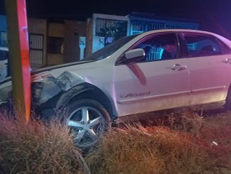 Choque contra objeto fijo en Avenida Luisa Fernández Villa es atendido por la Policía Vial