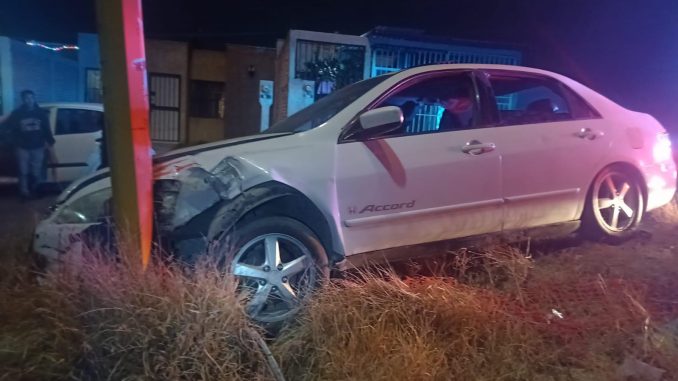 Choque contra objeto fijo en Avenida Luisa Fernández Villa es atendido por la Policía Vial