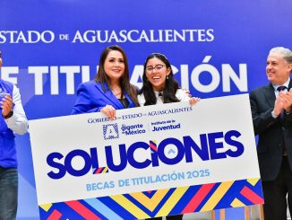 Impulsa Tere Jiménez a jóvenes estudiantes con la entrega de 1,000 Becas de Titulación